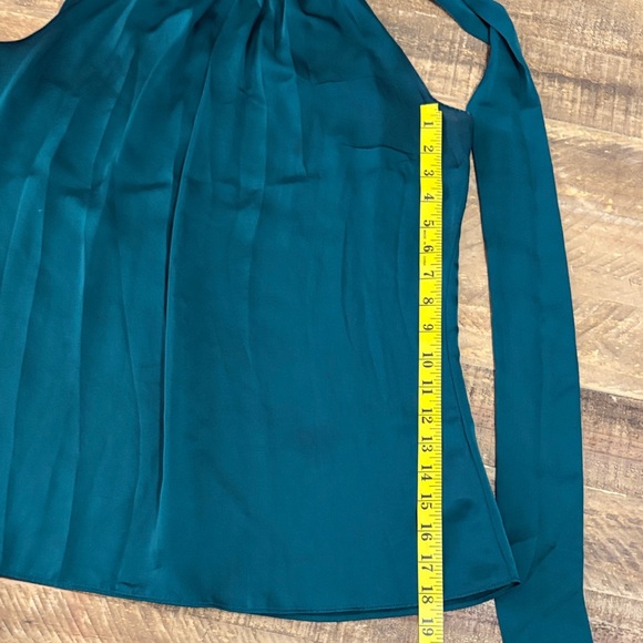 London Times Elegant Green Halter Top - Picture 8 of 8